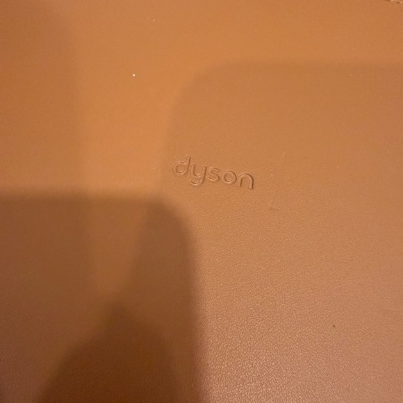 Dyson Air BOX only with 2 brush attachments - Picture 2 of 7